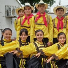 Grupo de danzas estudiantes sordos